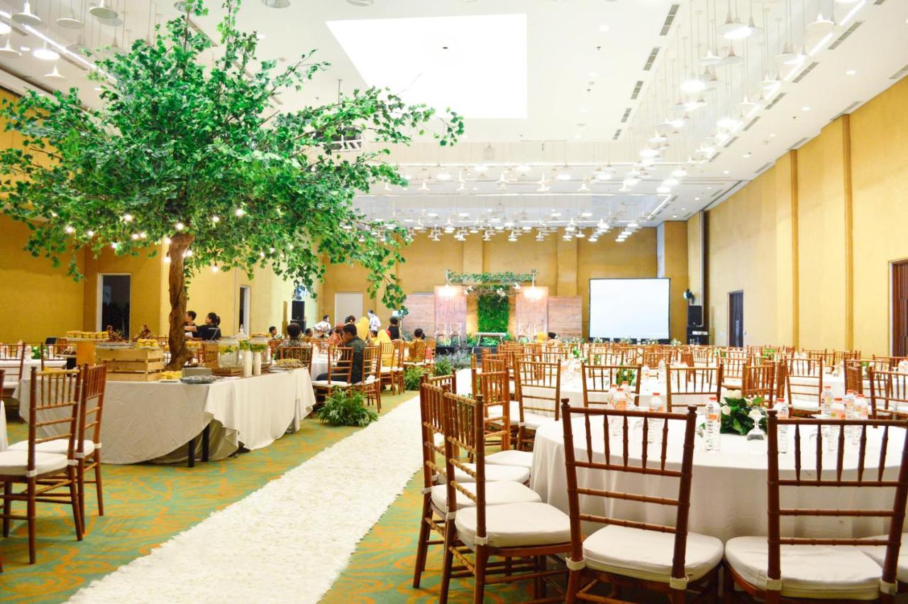 Harris Hotel And Conventions Denpasar  Exterior photo