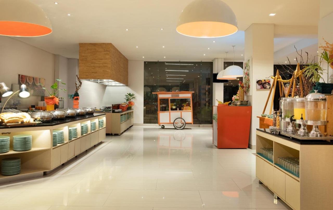 Harris Hotel And Conventions Denpasar  Exterior photo